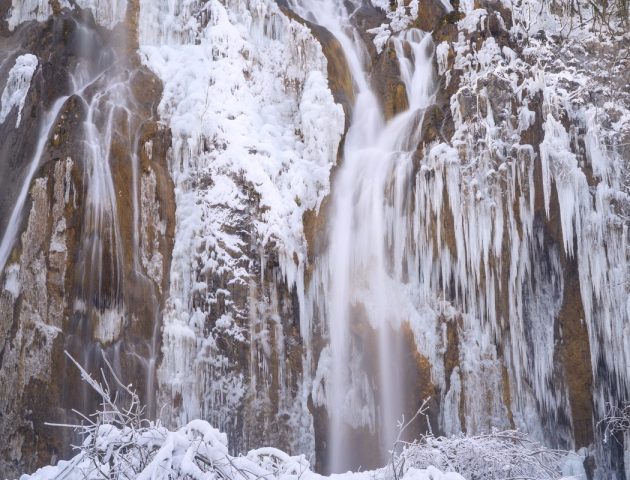 Zaleđeni slapovi Nacionalnog parka Plitvička jezera zimi u blizini Camping Plitvice