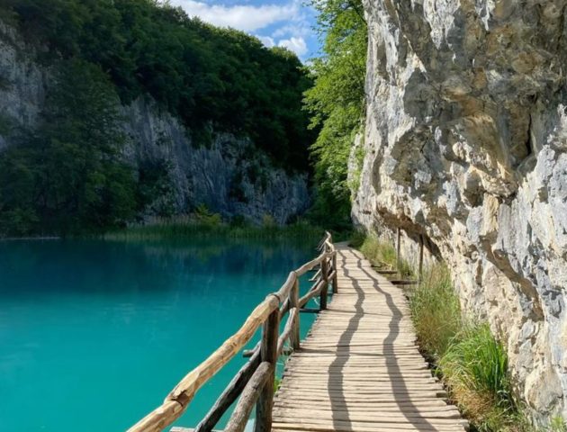 Drvena šetnica uz tirkizno jezero na Plitvicama, mir i priroda za proljetni odmor