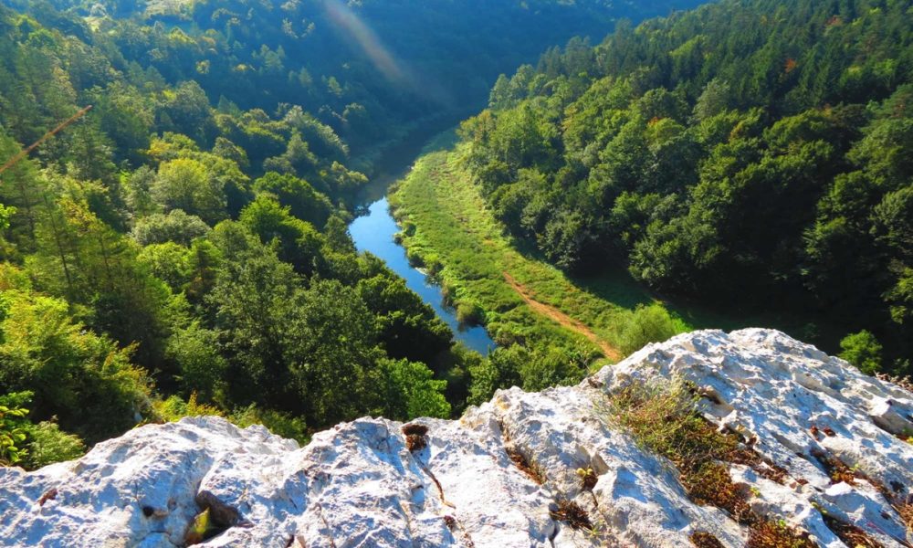 Pogled s vidikovca na kanjon rijeke Korane u blizini Plitvičkih jezera, jedna od prirodnih atrakcija plitvičkog kraja