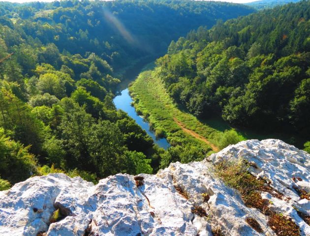 Pogled s vidikovca na kanjon rijeke Korane u blizini Plitvičkih jezera, jedna od prirodnih atrakcija plitvičkog kraja