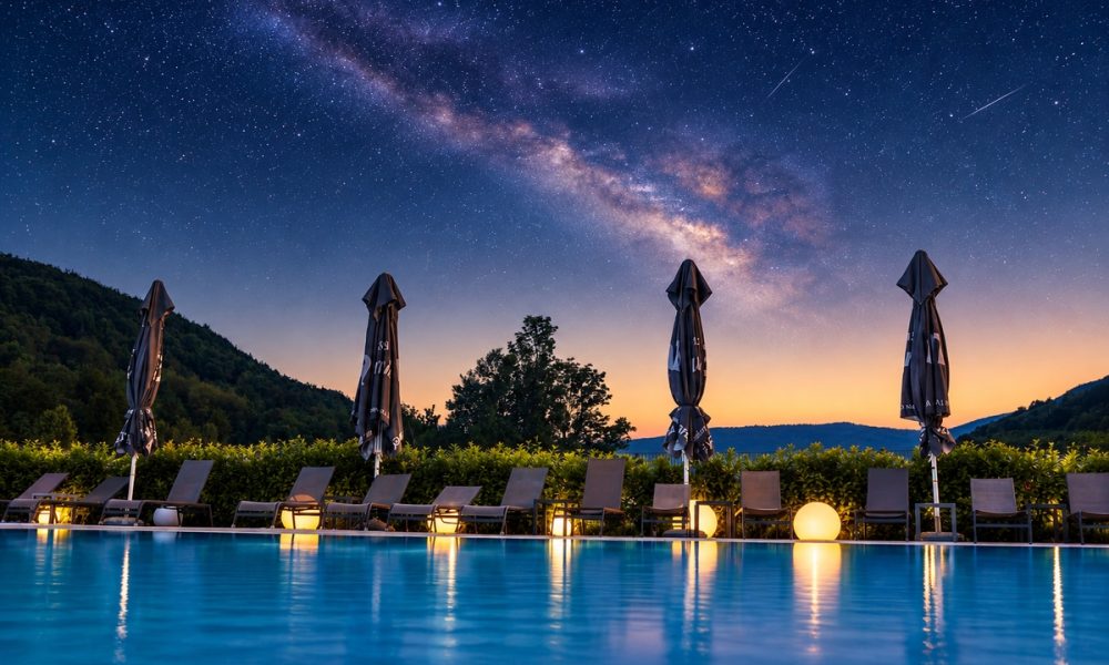 Zvjezdano nebo iznad bazena u Camping Plitvicama, idealno mjesto za stargazing i promatranje zvijezda na Plitvicama